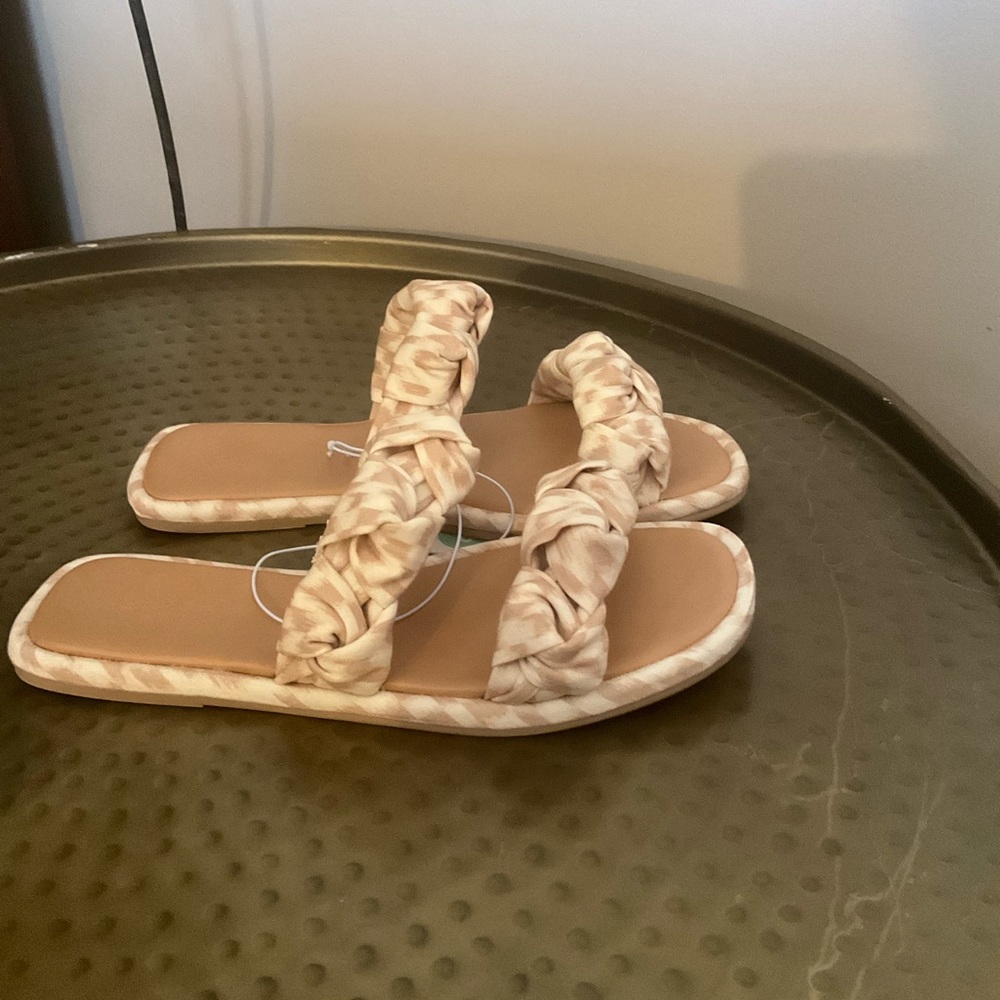 Universal Thread Knotted Sandals - Picture 2 of 9
